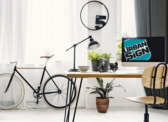 Büro: Schreibtisch, Computer, Fahrrad