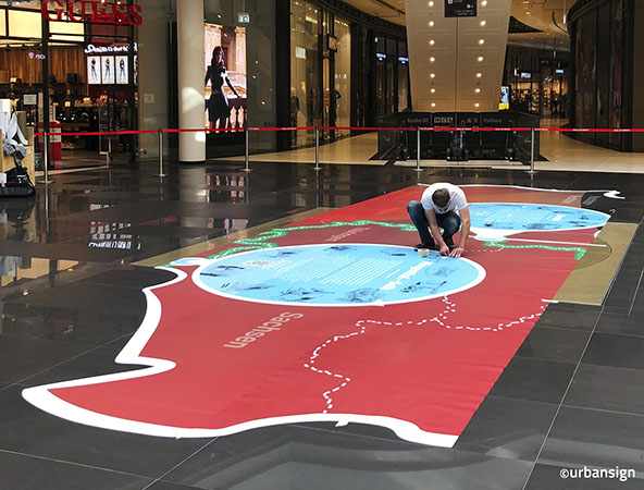 Großflächige Fußbodengrafik in der Mall of Berlin